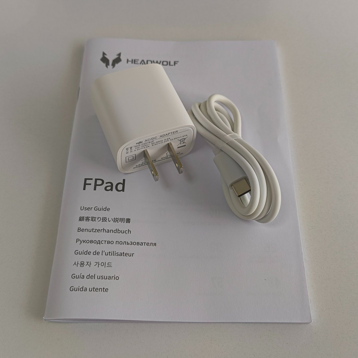 HobbyLab_KA's tweet image. FPad7予定通り2月2日に到着しました！
結構厚めの説明書、18W電源アダプタ、USB-CtoCケーブルが同梱されていました。USB-Cの18W電源アダプタが付属してるのは大変良心的かと思います。
#Headwolf #FPad7 #タブレット