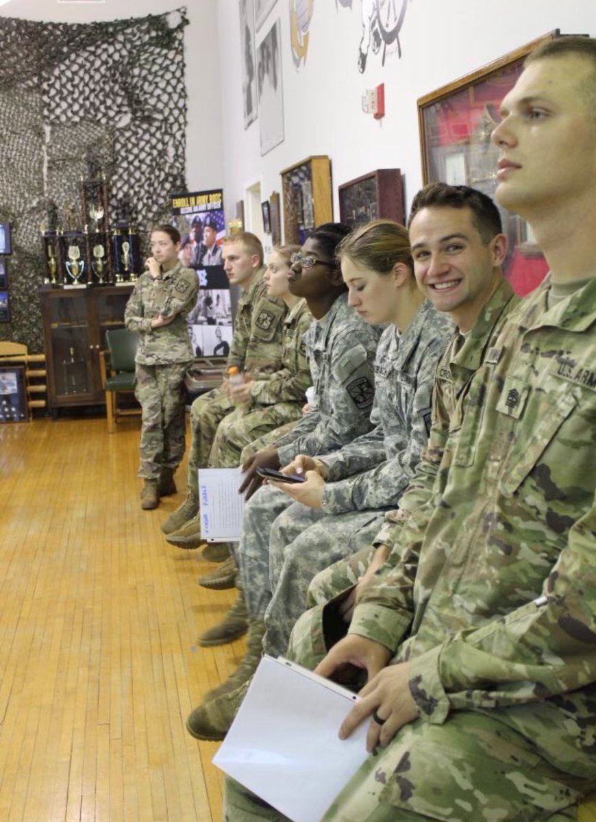 <a href="/amuse/">@amuse</a> She was on her phone in class while everyone was learning