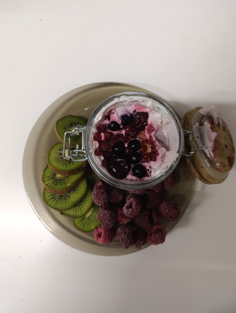 rottinghumanoid's tweet photo. Sunday: Waking up with the loved one by my side, rushing for work, fresh fruit ans black coffee for breakfast, i'll do some high-intensity, then cook a chilli soup when I come back home. I'll finish my final art assignments and maybe go to sauna in the evening. https://t.co/LVWkmlVfL3