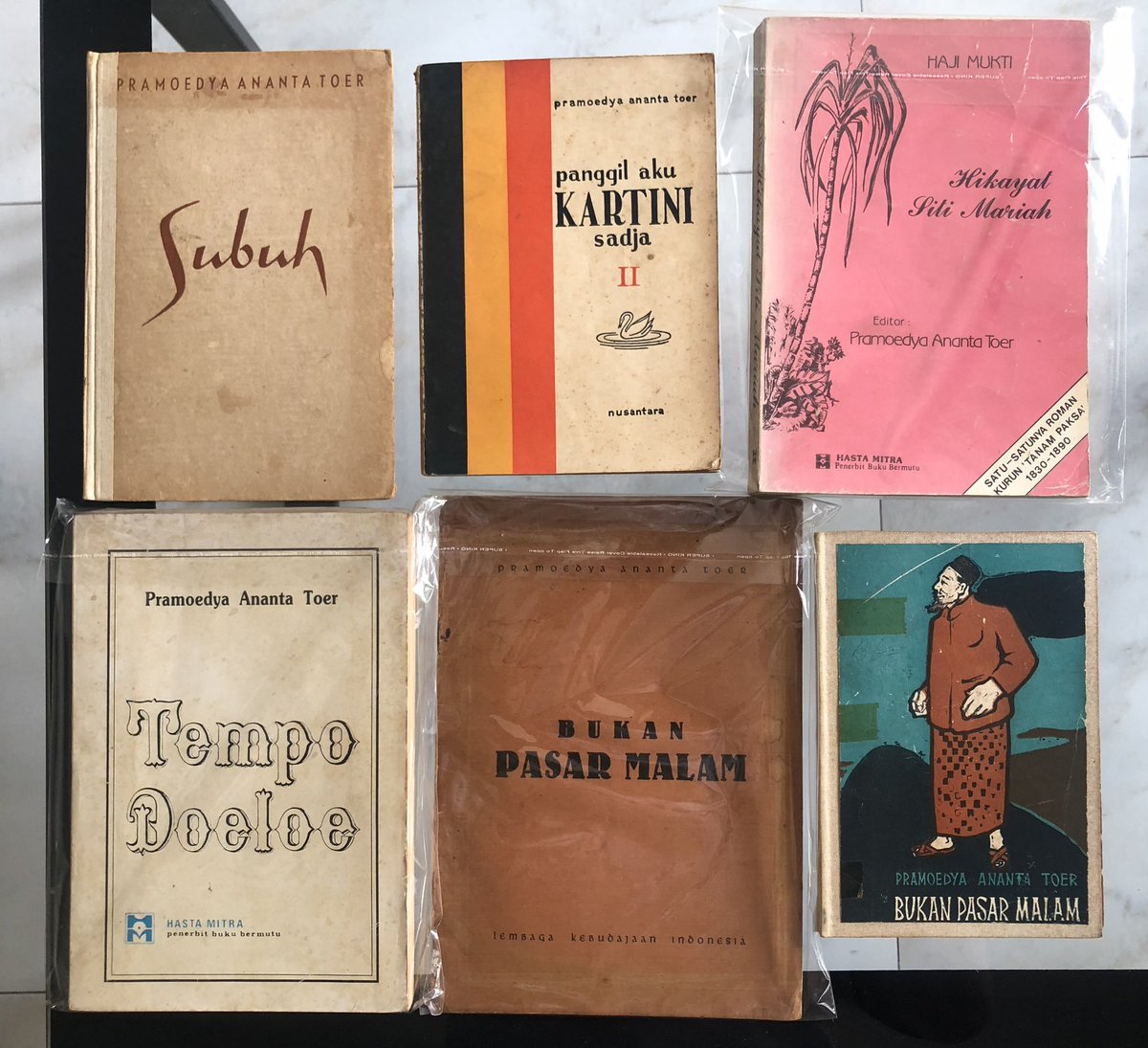 Edisi beberes sebagian koleksi Pram di rak buku pribadi.

(Iya sekalian pamer tentunya) 🙏🏻😃