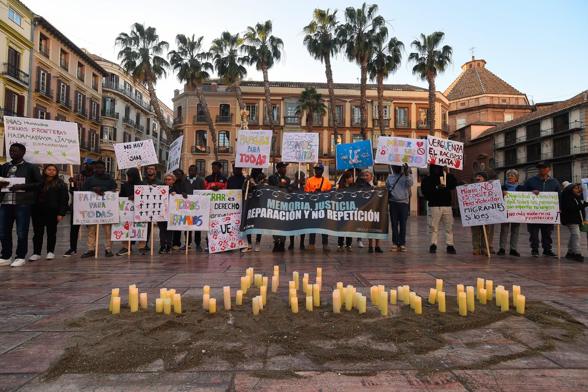 AiAndalucia's tweet photo. 11 años de la tragedia del #Tarajal, 15 personas perdieron la vida. Reclamamos verdad, justicia y reparación para familiares de víctimas y que se reconozca la ilegalidad de las #DevolucionesEnCaliente. Activistas  participaron en la concentración de #Malaga . Fotos  @JesusMerida_ https://t.co/4EZ2vsPMJc
