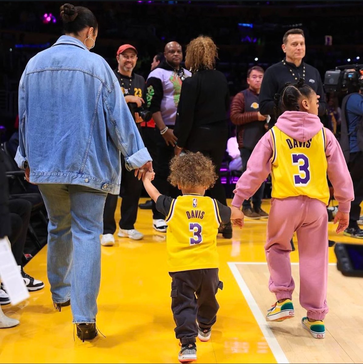 Lakers France tweet media