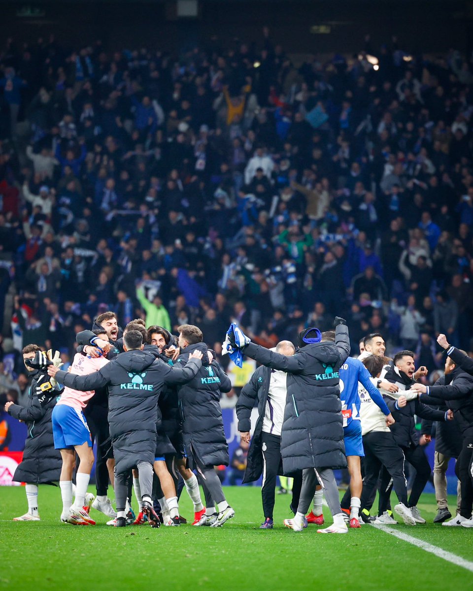 ¡Gran actuación del equipo en una noche inolvidable! Un agradecimiento especial a los aficionados por el apoyo y la energía que nos han dado.
¡Vamos Pericos! 🔵⚪️💪🏻

#MK4 #RCDE