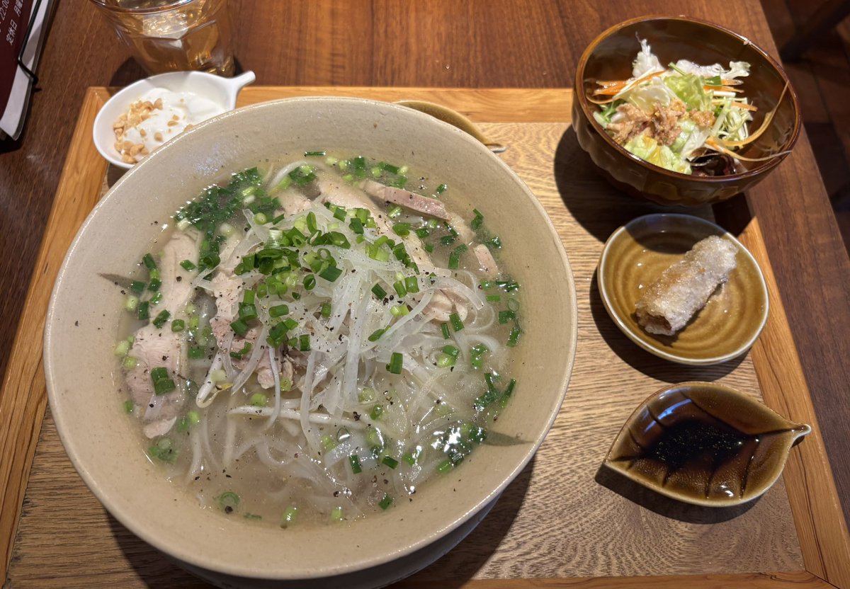 konie060's tweet photo. 藤沢駅近くのベトナム料理「Le Mekong(ル・メコン)」さん🇻🇳こちらは鶏のフォーのランチ🍜サラダ・ミニ春巻に味変用レモンと辛味も付きます。デザートはベトナムコーヒーと☕️#ベトナム料理 https://t.co/APZI3an7zm