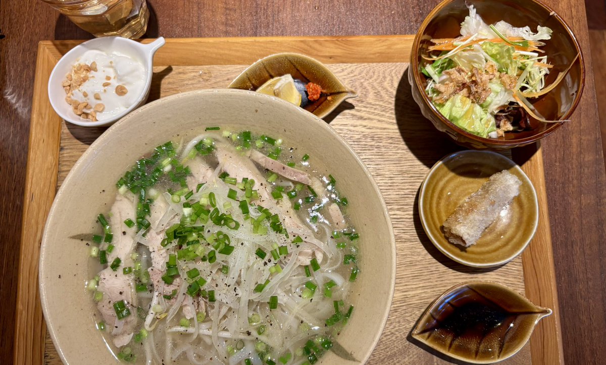 konie060's tweet photo. 藤沢駅近くのベトナム料理「Le Mekong(ル・メコン)」さん🇻🇳こちらは鶏のフォーのランチ🍜サラダ・ミニ春巻に味変用レモンと辛味も付きます。デザートはベトナムコーヒーと☕️#ベトナム料理 https://t.co/APZI3an7zm