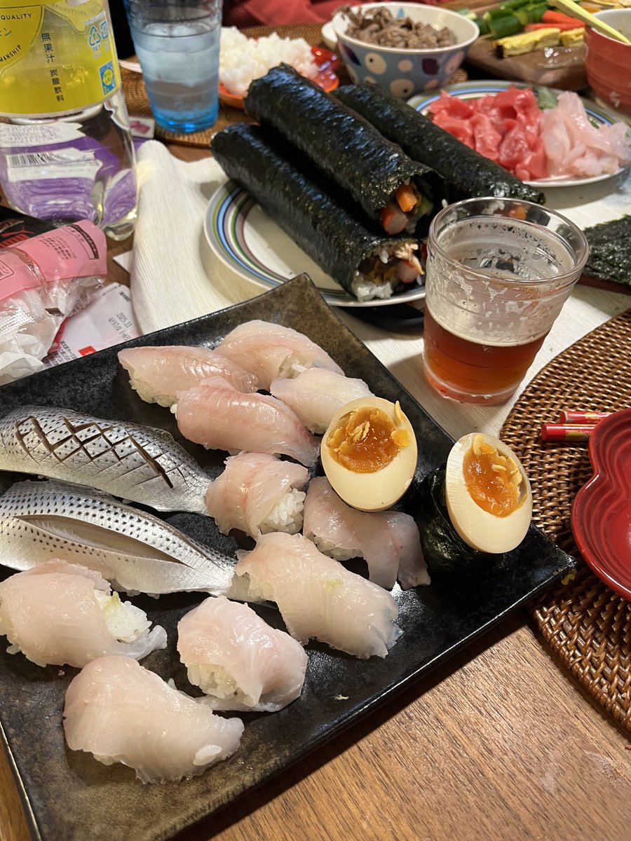 節分、恵方巻きということで海鮮が必要☝️必死に底をズル引きしてなんとか得たカサゴ…😰😰　買った小肌酢漬けは甘いので再度酢につけ直し。昼間ラーメン用に作った煮卵は軍艦に。家族4人で恵方巻きも作って、、、見た目はさておき、美味しければ良いのです🤤🤤
悪魔は…まぁまぁ…🙄