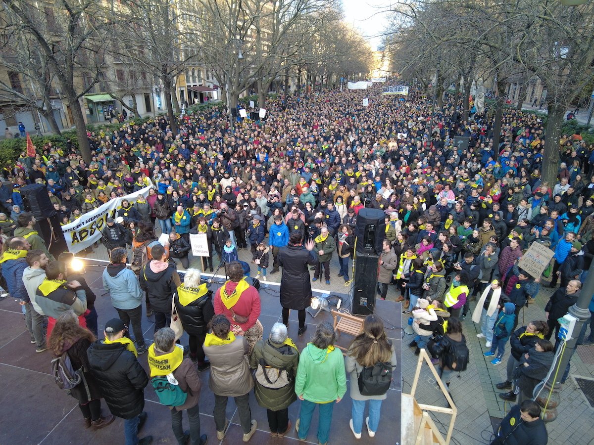 Azken ostiralean ehunka Aiaraldean Guardian ez ixteko eta beste hamaika plazetan euskal presoak etxeratzeko.
Larunbatean 15.000 EAEko hiriburuetan osasungintza publikoaren defentsan eta 18.000 Euskal Herriko hiriburuan, Iruñean, Aroztegiako auziperatuen alde.
Gora Herria!✊