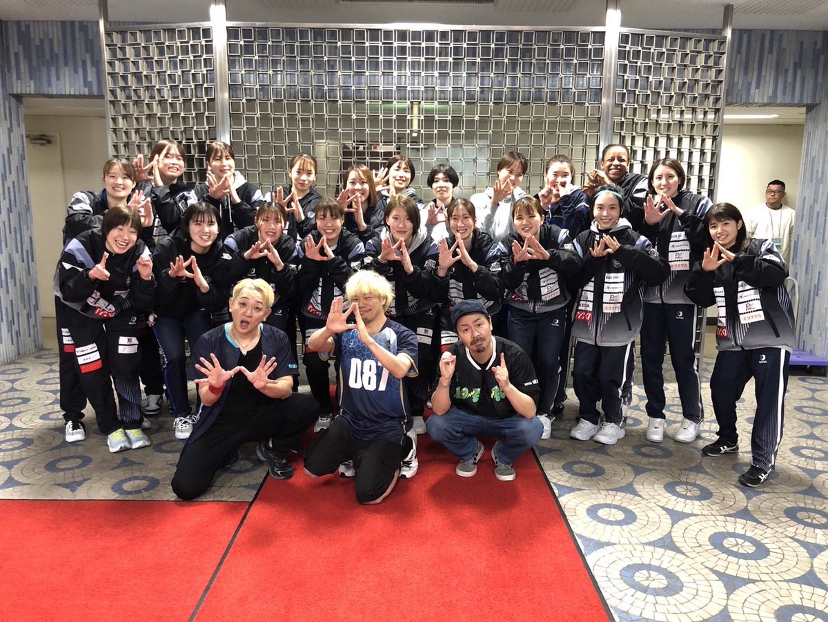 naoki10feet's tweet photo. カノアラウレアーズ福岡とJAぎふリオレーナの試合めちゃくちゃ素晴らしい試合で大興奮！
カノアラウレアーズ福岡の選手の皆様と一緒に写真撮らせてもらいました。
ありがとうございました！

#KANOFES https://t.co/qnZSlSVXa4