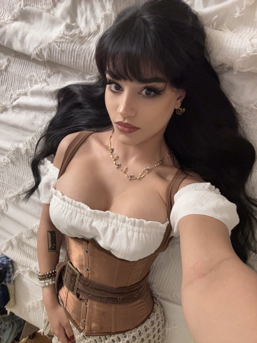 whoahannahjo's tweet photo. tried too hard to get a picture of my medieval times outfit and gave myself a stomachache. win! https://t.co/Zuk2GQ6Xm2