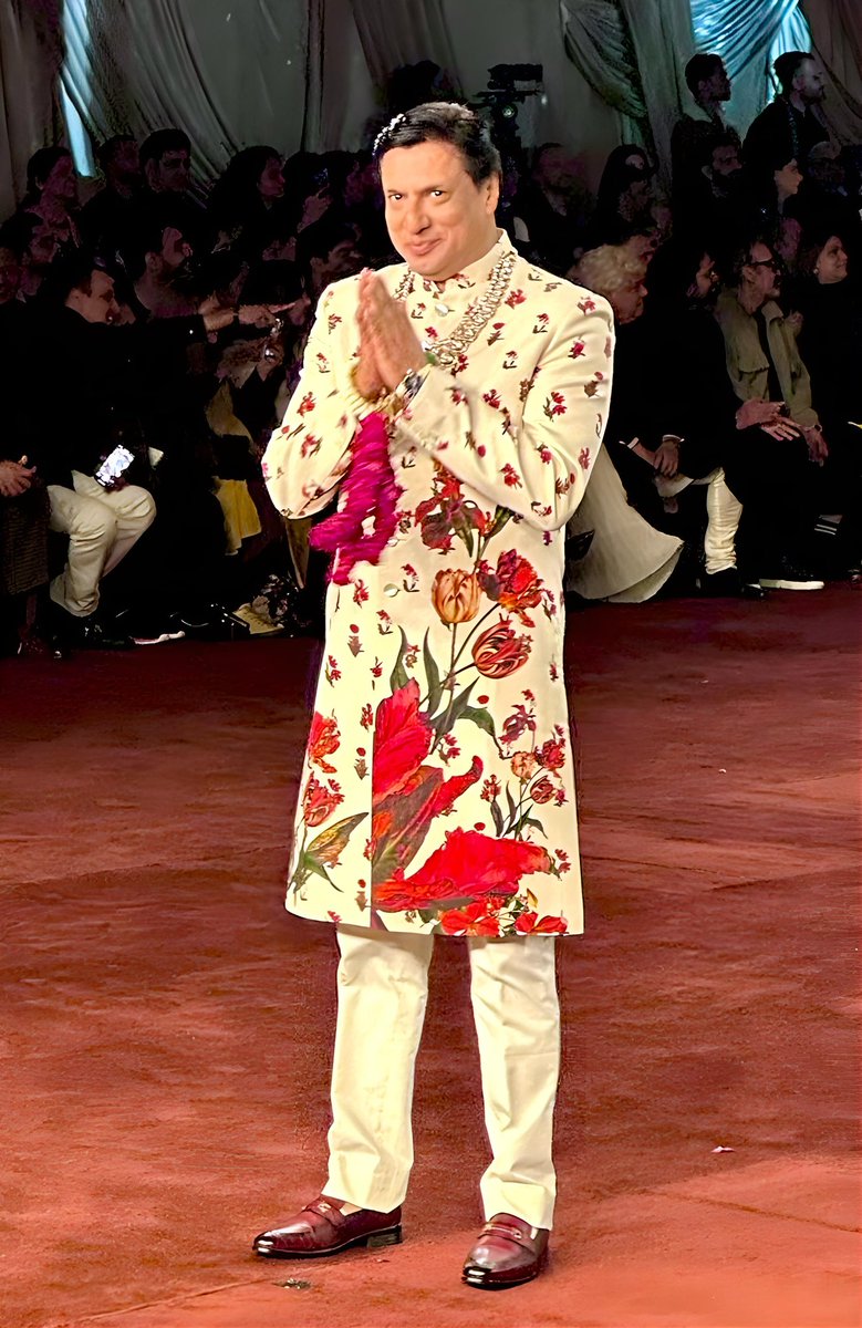 AshishSinghLIVE's tweet image. Noted filmmaker @imbhandarkar walking the ramp here in mark of tribute to the Legend Designer #rohitbal 🙏