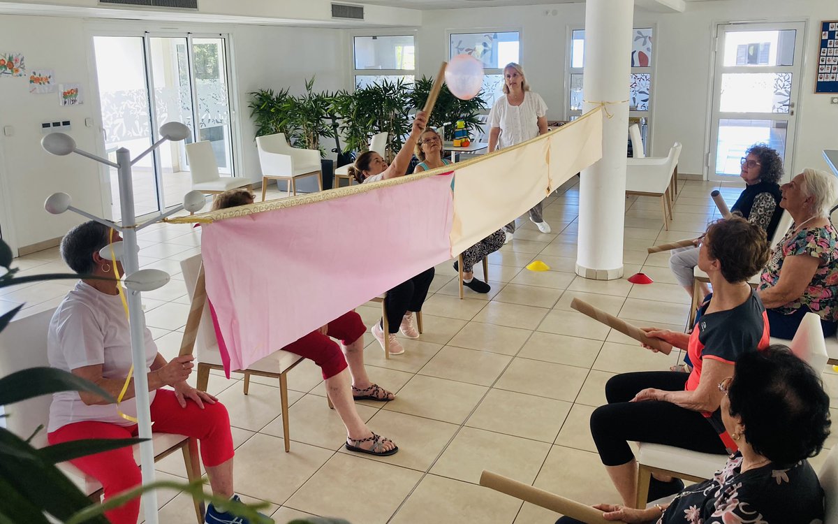 Tous les jeudis, nos #Sportifs viennent essayer de nouveaux #JeuxDeBallons pour travailler la #coordination tour en s’amusant. #Team974 #SeniorEnForme #RésidenceSenior