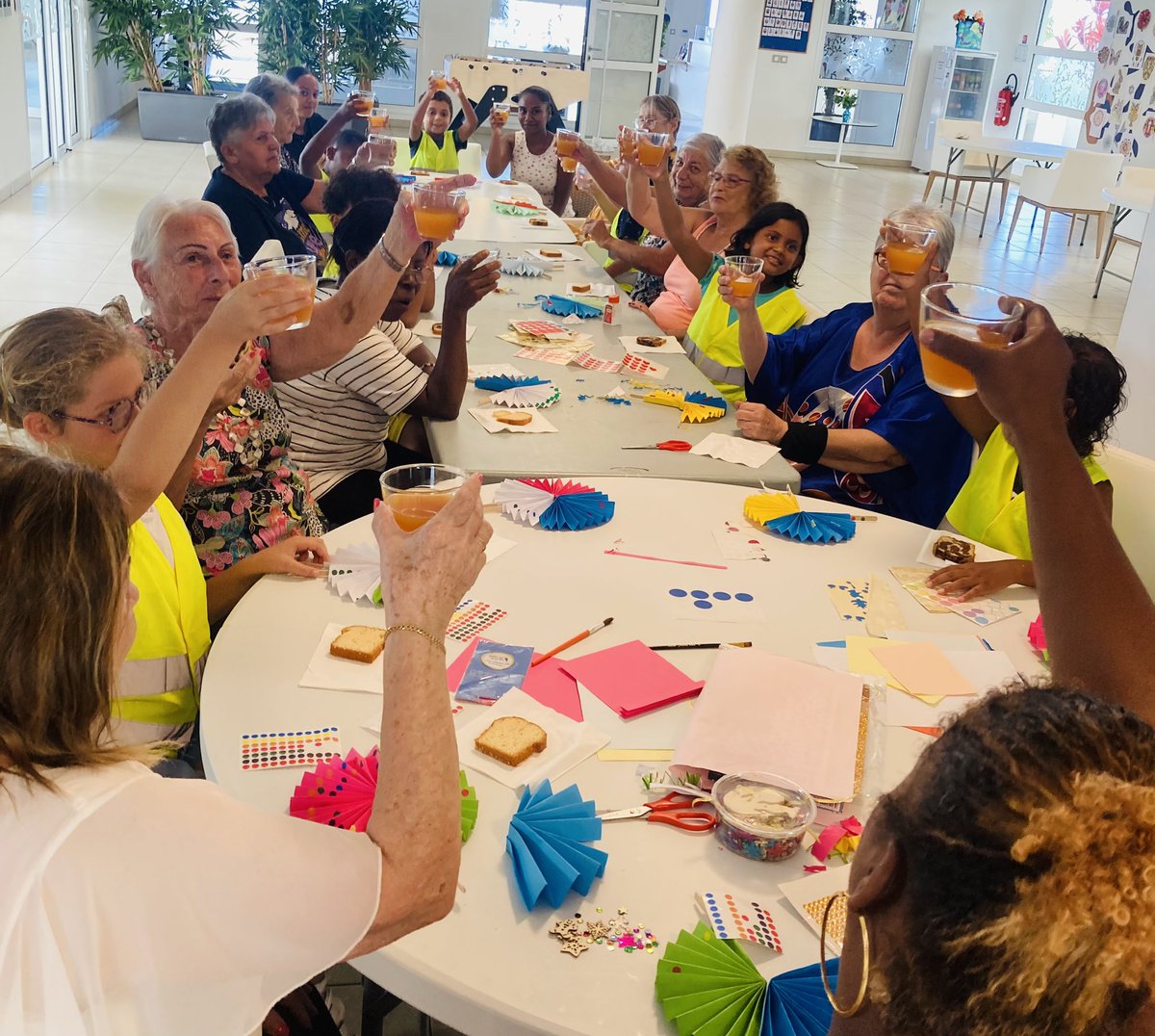 Un joli moment de #partage avec les enfants du #MercrediJeunesse @Sesame entre #bricolage et #goûter. #intergénérationnel #Team974 #RésidenceSenior