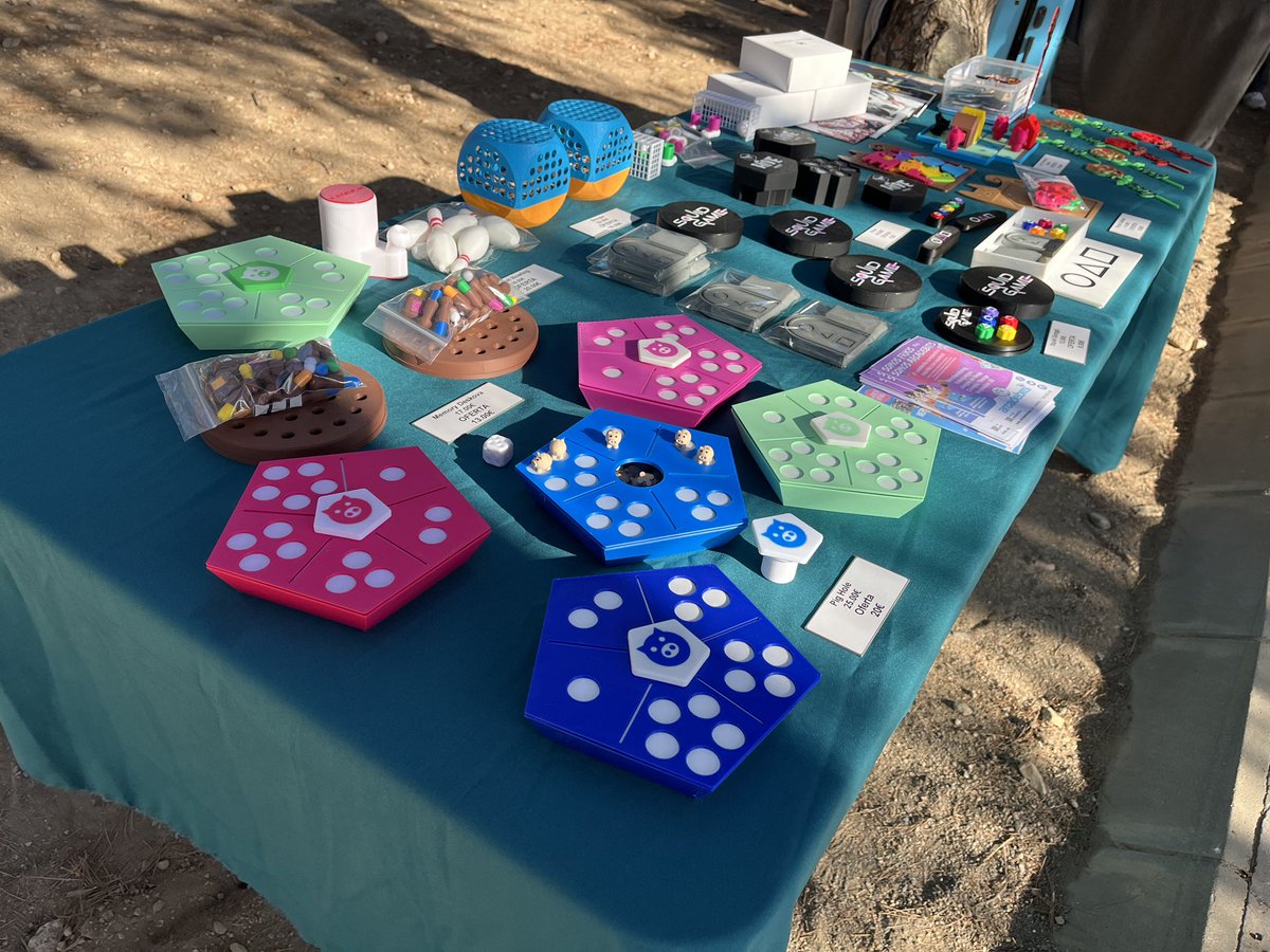 Arcade_Bits's tweet image. Ya estamos en #artesanhu en el Parque Loquilandia de Huercal de Almería con nuestra nueva línea de Juegos de Mesa en Impresión 3D: Make &amp;amp; Play. 
Ven a jugar con nosotros!!!

#DomingoEspetacular #3dmaker #juegosdemesa #somosarcadebits