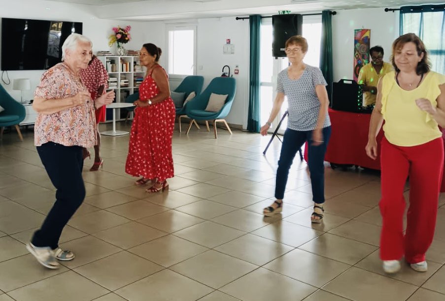 #DéjeunerDansant. Haut en couleurs pour célébrer le #NouvelAnChinois. Bonne année du Serpent de Bois ! #Team974 #RepasÀThème #RésidenceSenior