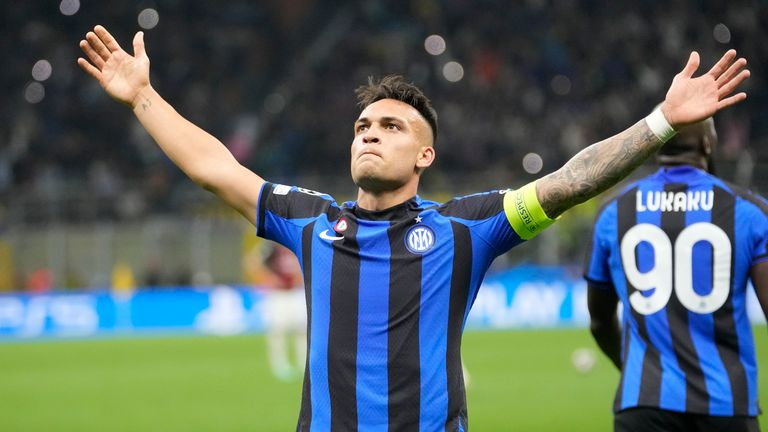 IsaacMister87's tweet photo. Salida de balón del Inter de Milan.

En función de presión rival, movimientos de jugadores para jugar con alejados, intermedias o salir en corto.

3 salidas desde portería ⚽️👇 https://t.co/eTocEdpCjE