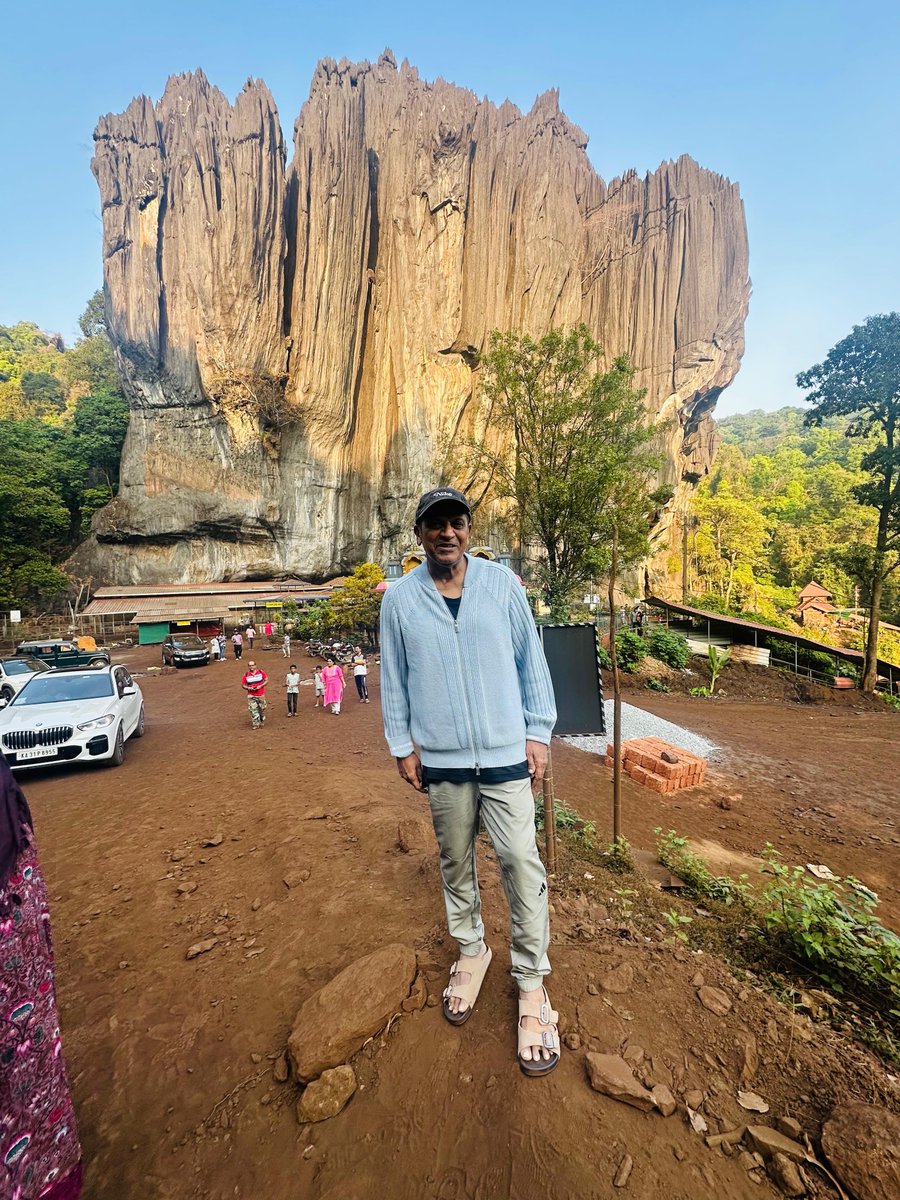 NimmaShivanna's tweet photo. 'ಬಾಳಿನ ಬೆನ್ನು ಹತ್ತಿ.. ನೂರಾರು ಊರು ಸುತ್ತಿ..
ಏನೇನೋ ಕಂಡ ಮೇಲೂ.. ನಮ್ಮೂರೇ ನಮಗೆ ಮೇಲೂ..'

ನಮ್ಮೂರ ಮಂದಾರ ಹೂವೆ ನಂತರ ಮತ್ತೆ ನನ್ನ ಯಾಣ ಭೇಟಿ 29 ವರ್ಷಗಳ ಬಳಿಕ. 

#NammooraMandaraHoove https://t.co/HVLzWqv0vj