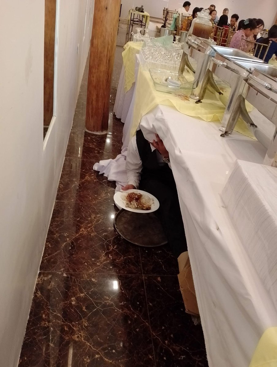 Hospitality_PH's tweet photo. “Kawawa naman sila, hindi pa nakakakain sa tamang oras.”

Also us na mas nauna pang kumain sa guests: https://t.co/jbRvzJhNaM