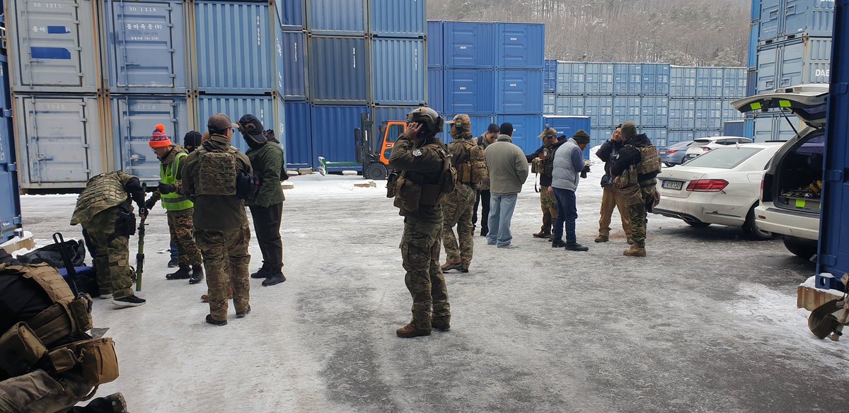 어제 촬영회 참여 하고는 이사진 찍고
선임들께 보내주니 혹한기 예행연습 하냐고 그러더라ㅋㅋㅋ
