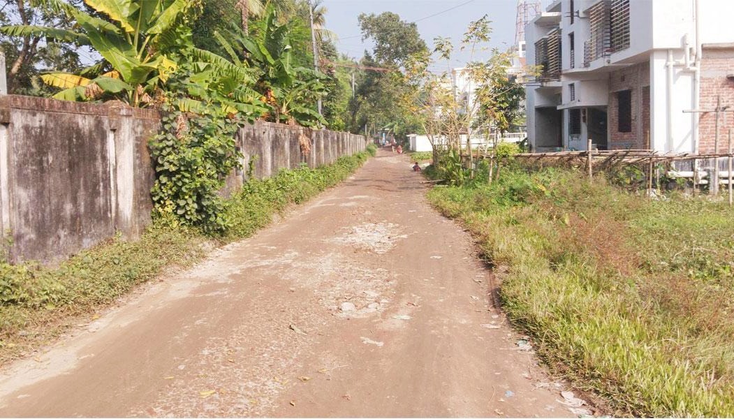 নড়াইল পৌরসভার ইট-সুরকির জোড়াতালি দিয়ে চলছে সড়কগুলো চলাচলের অনুপযোগী