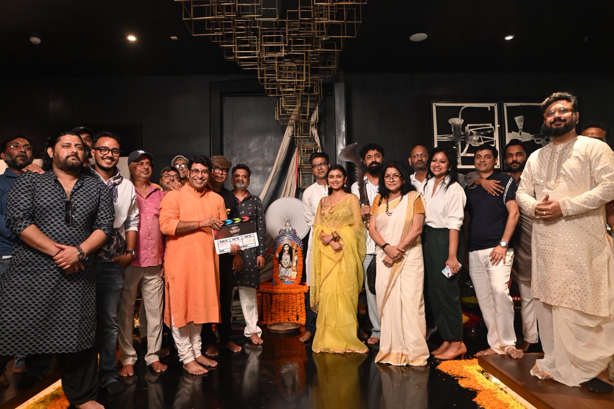 WB_BoxOffice's tweet image. #DEV47: ‘রঘু ডাকাত’ JOURNEY BEGINS... Next magnum-opus from #Bengali cinema, #RaghuDakat to release in #Pujo2025... here are the glimpses from auspicious #Muhurat ceremony... stars #DEV, #AnirbanBhattacharya, #IdhikaPaul and #SohiniSarkar... directed by #DhruboBanerjee.