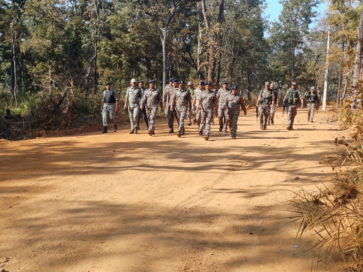 crpfindia's tweet photo. Bridging Bonds, Understanding Challenges !

DG #CRPF @gpsinghips interacted with villagers at Tekalguriam, inquiring about their well-being and distributing essentials as a gesture of support. He then undertook an on-foot route march to Silger camp, gaining firsthand insights into the challenges of the Naxal-affected region.

#NationFirst