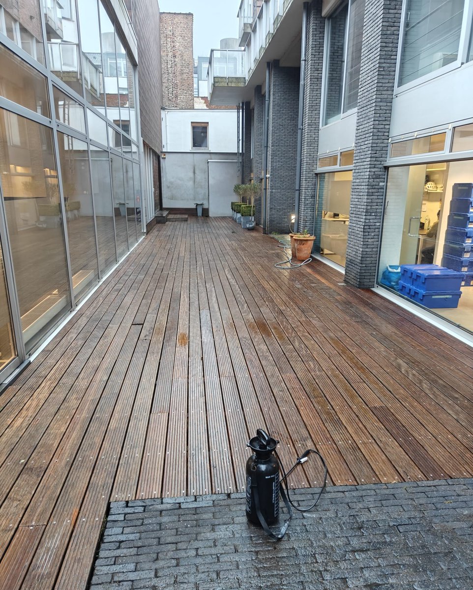 Glad terras? Met FMG+ maakten we dit terras weer antislip! ✨ Of probeer EZ Top, een 100% ecologische reiniger. ♻️

#Antislip #TerrasOnderhoud #EcoFriendly #SolidGrip