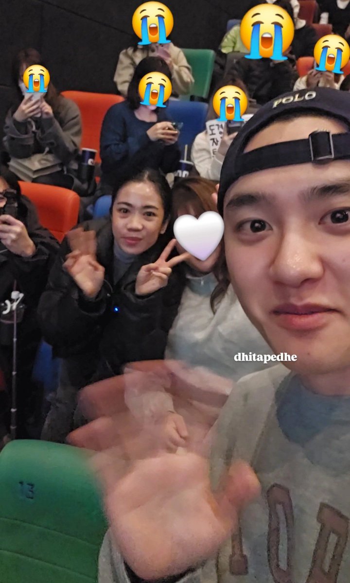 dhita_pedhe's tweet photo. Ngajak suami nonton filmnya D.O. pas lagi ada mudae insa.. Alhamdulillah jackpot HPku diambil Kyungsoo jadi bisa dapet selca video satu frame aku, D.O. dan suami yang nyempil banget di sebelahku 😂 Berhasil ngenalin EXO ke suami 🙏 #dohkyungsoo #말할수없는비밀 #무대인사 #디오 https://t.co/44d0d7A2zE