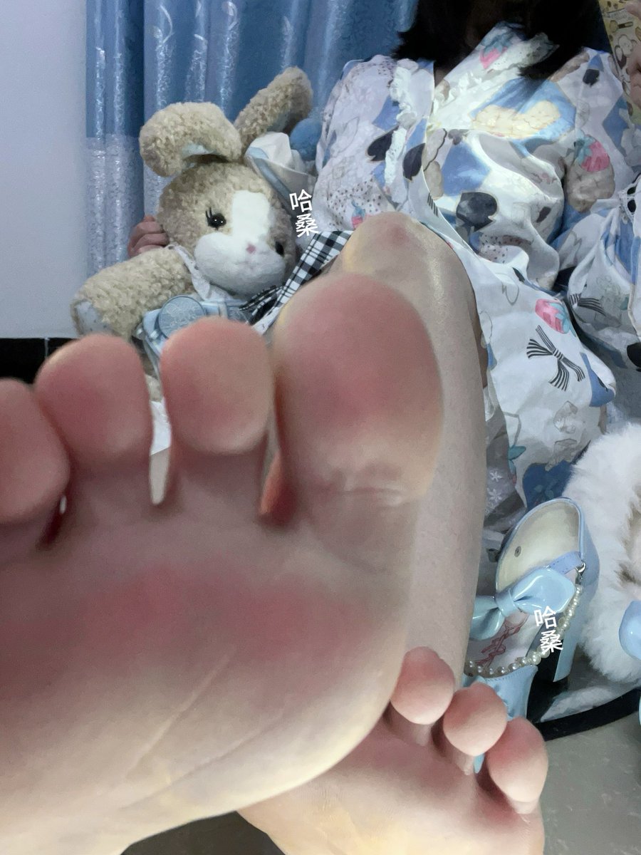 你是一条狗，只配和主人的脚做爱，主人要一点一点地把你调教成最淫荡的公畜，哈哈，你是主人的玩具，就得乖乖被关在笼子里锁住肉蛆塞上口球呜咽着摇尾乞怜
​#萝莉主 #足 #女尊男卑