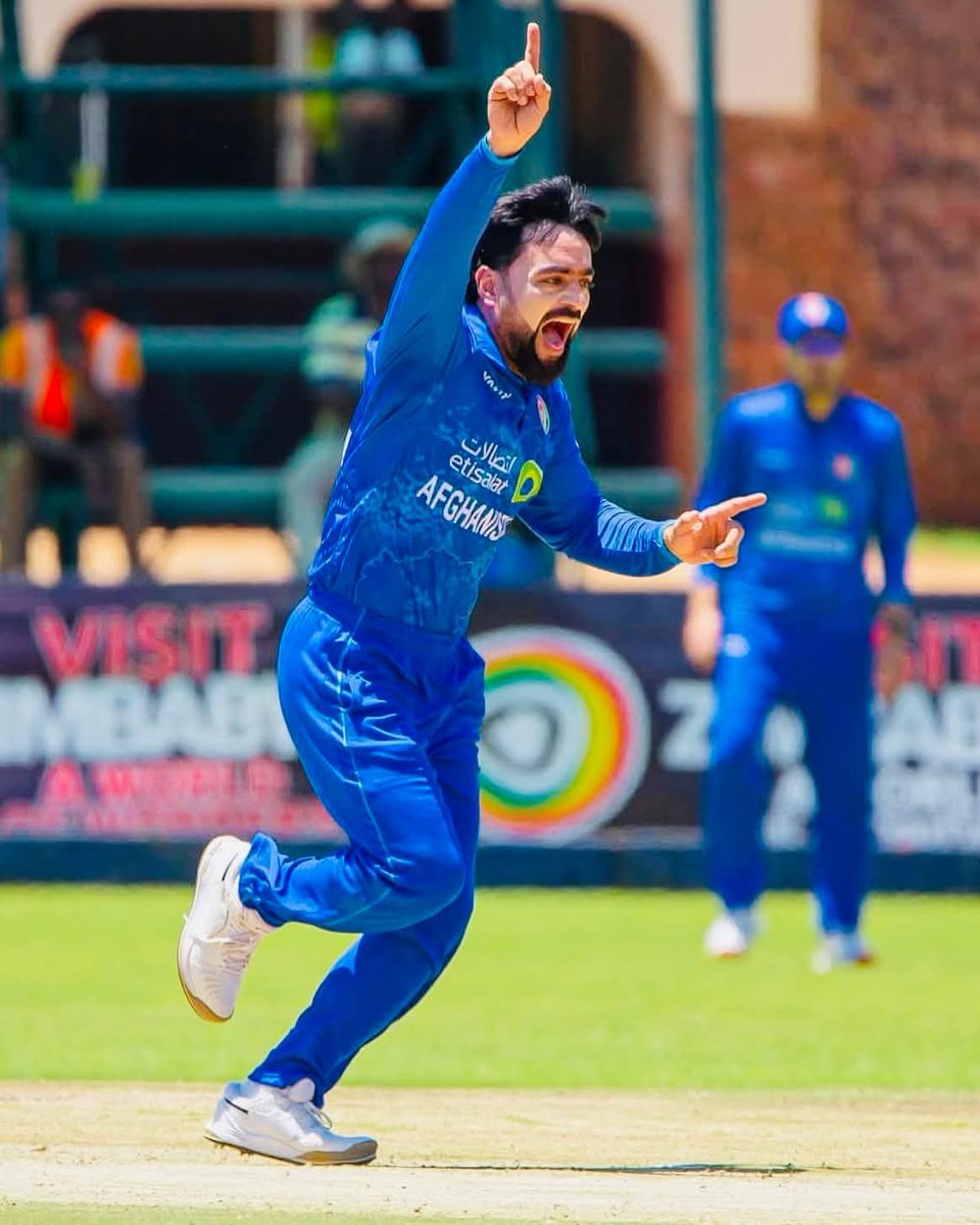 ArifullahAfg's tweet photo. راشد خان، بهترین بالر تاریخ بازی‌های ۲۰ آوره شد 💙💪🇦🇫

راشد خان، فوق ستاره کرکت افغانستان، با درخشش در لیگ برتر آفریقای جنوبی، عنوان بهترین بالر تاریخ بازی‌های ۲۰ آوره را از آن خود کرد. او در دیدار دیشب دو ویکت دیگر به نام خود ثبت کرد و شمار مجموعی ویکت‌هایش را به ۶۳۱ رساند.

راشد خان این رکورد تاریخی را در ۴۶۰ بازی که برای تیم ملی افغانستان و باشگاه‌های مختلف انجام داده، به دست آورده است. پیش از این، دی‌جی براوو، بالر مشهور وست‌اندیز، با ۶۳۱ ویکت در صدر جدول بهترین بالران بازی‌های ۲۰ آوره قرار داشت، اما راشد خان با توجه به تعداد بازی‌های کمتر و عملکرد درخشانش، عملاً این عنوان را از آن خود کرده و فرصت زیادی برای بهبود رکوردش دارد.