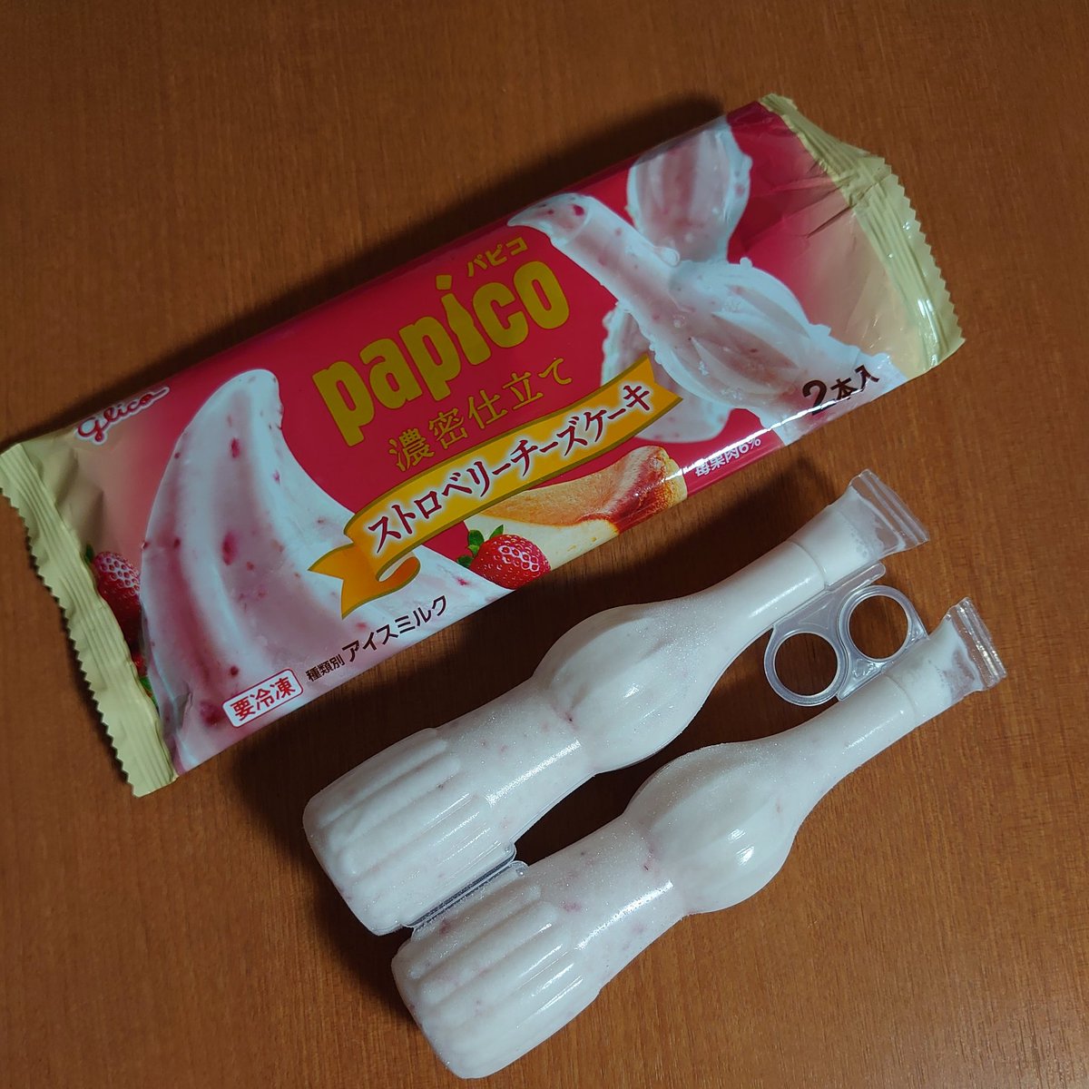 1000good's tweet photo. 今日のアイス
#Glico
#PAPICO
#ストロベリーチーズケーキ
#濃密仕立て
#アイスミルク
#160ml(80本x2)
#95kcal/1本
#アイス https://t.co/lo6Uurslct