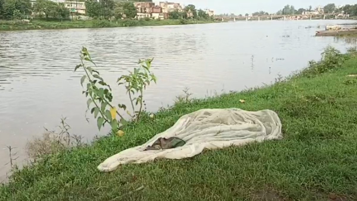 BBKNews's tweet photo. #Barabanki में सफ़दरगंज थाना क्षेत्र के बड़ोसराय मार्ग पर स्थित विसर्जन घाट पर बने पुल के नीचे आज सुबह एक नवजात बच्ची का शव नदी में तैरता दिखा लोगो ने पुलिस को दी सूचना, आशंका व्यक्त की जा रही है कि बच्ची किसी प्राइवेट अस्पताल में जन्मी थी जिसे किसी कारण से नदी में फेंका गया, पुलिस ने शव पोस्टमॉर्टम हेतु भेजा मामले की जांच की जा रही है। #FemaleFoetiside #Murder 
(Representational Image)