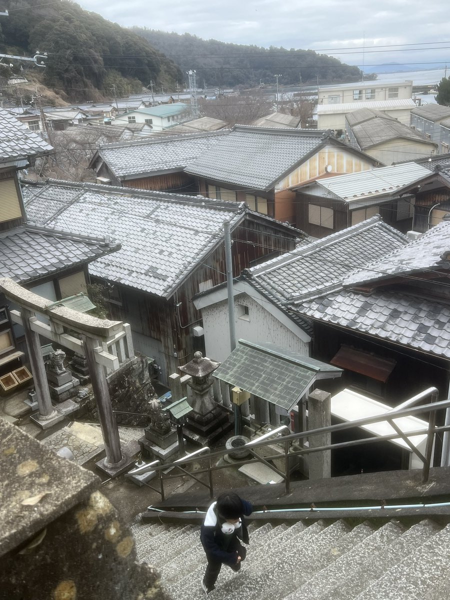 きょうはワンオペだったので、二元代表下では提案の通らなそうな、ずっと行きたかった琵琶湖の沖島に行ってきました。
湖にある日本唯一の有人離島。