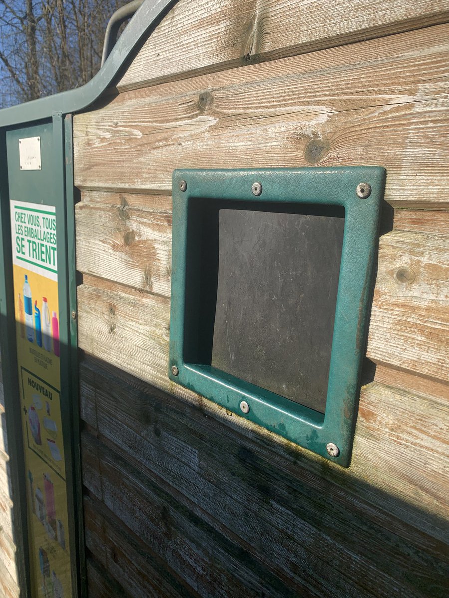 Là, pareil : tu t’emmerdes à scrupuleusement tout trier, tu fais des bornes à tes frais pour te rendre aux lieux de collecte, et au bout du bout le container a une entrée de trou de souris, des fois que tu avais l’intention d’y mettre ta bagnole, on ne sait jamais hein. 

Chaque