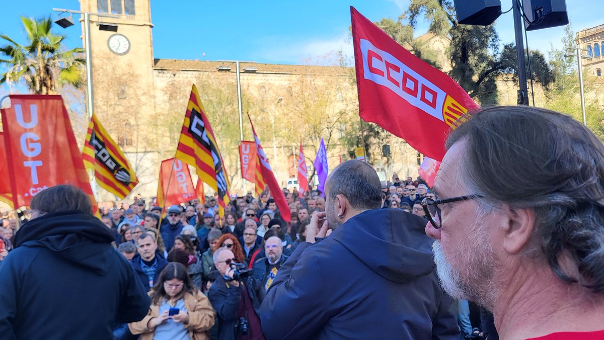 ccoocatalunya's tweet photo. Fa goig la plaça universitat plena d'entitats socials, de sindicalistes que romanen mobilitzades per defensar el que és nostre! https://t.co/X3veSuwnba