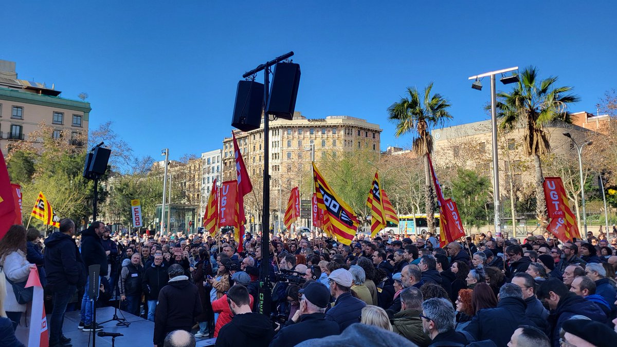 Fa goig la plaça universitat plena d'entitats socials, de sindicalistes que romanen mobilitzades per defensar el que és nostre!