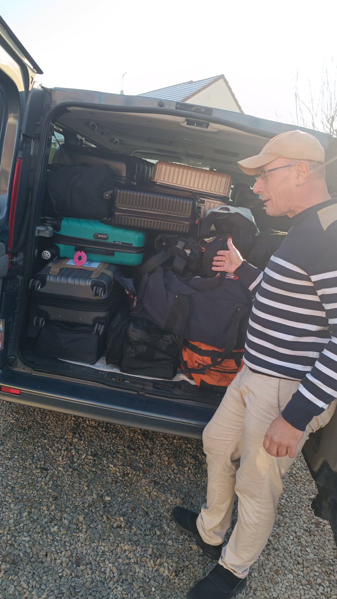 nessa131077's tweet photo. Direction orly ✈️ pour aller au #Senegal à #yoff pour une mission humanitaire avec l'association Gardez la pêche 🎣 
#mission #humanitaire #romorantin #dons #ecole https://t.co/IubcWCPWz6
