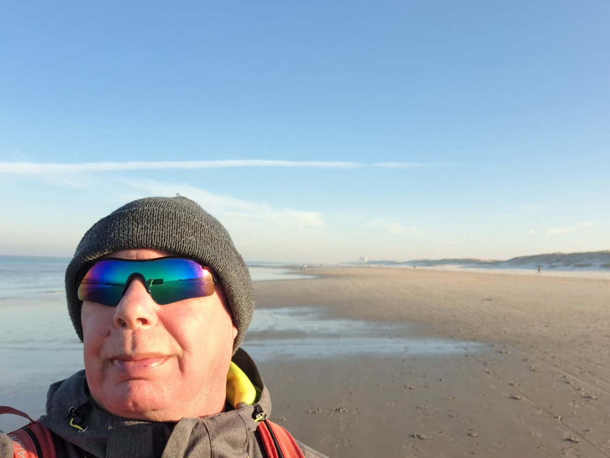 kobyjk's tweet photo. #zondag lekker #vroeg op pad. Mooi #ommetje van #7km door de #duinen en over het #strand Natuurlijk ook een #skinnydip gezellig met #andere en @warme #thee mee. Nu #thuis lekker #soepje en de #klassieker kijken #vanmiddag #lekkerbezig https://t.co/tMfWOhw5fL
