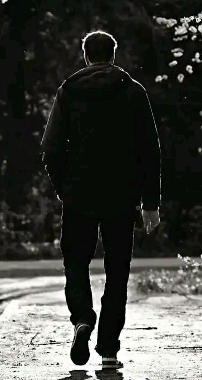 Amir💞 ✍🏻🔘
 انـاوطـنـآ تارقـه دموعآ
جفاف الأرض يسقى من بُكايا
انا لونُ سماويُآ حرونُ
اكابـد ان اعيش بلاسمايا
انا نجمآ تارقه الليالي 
اناركن ُ حبيس في الزوايا
أواري داخلي أوجاع قومي 
واحمل فوق اكتافي الضحايا
خفافيش المساء تنال صبحآ 
وصبحي مات حزنآ في مسايا
#بوح_المشاعر