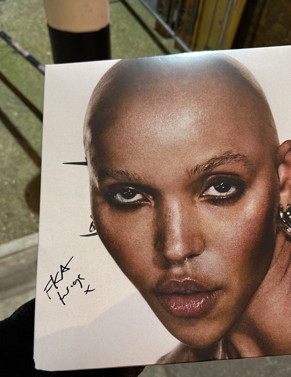 aquingf's tweet image. met FKA twigs yesterday, still haven’t realized it 😭