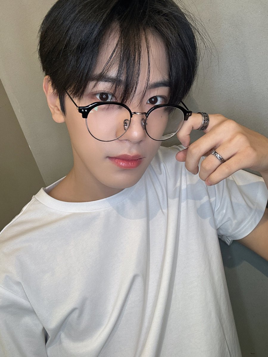 잃어버린 안경🤓ㅠㅠ
다음엔 무슨 안경 쓸까요?

#송승호 #SONGSEUNGHO
#CLOSEYOUREYES #클로즈유어아이즈
#클유아 #CYE