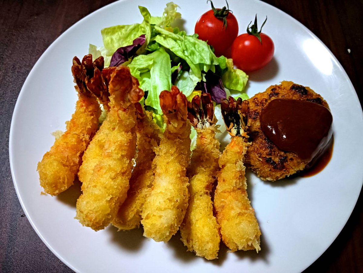 今日、ハレ⚓️シェフの手作りエビフライとハンバーグを頂きました😋🍽
エビフライ大好物だから、いっぱい揚げてもらいました🍤
さすが、プロ👨‍🍳めちゃくちゃ美味しかった👍😊
#手作りエビフライ #手作りハンバーグ
