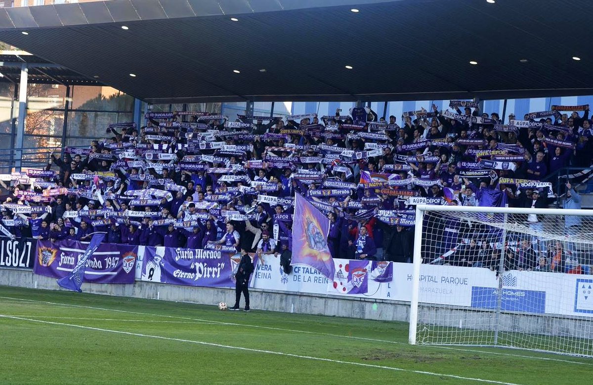 Toda esta gente que aparece aquí es un EJEMPLO de afición. 

💜 ¡Gracias por teñir la grada de morado!