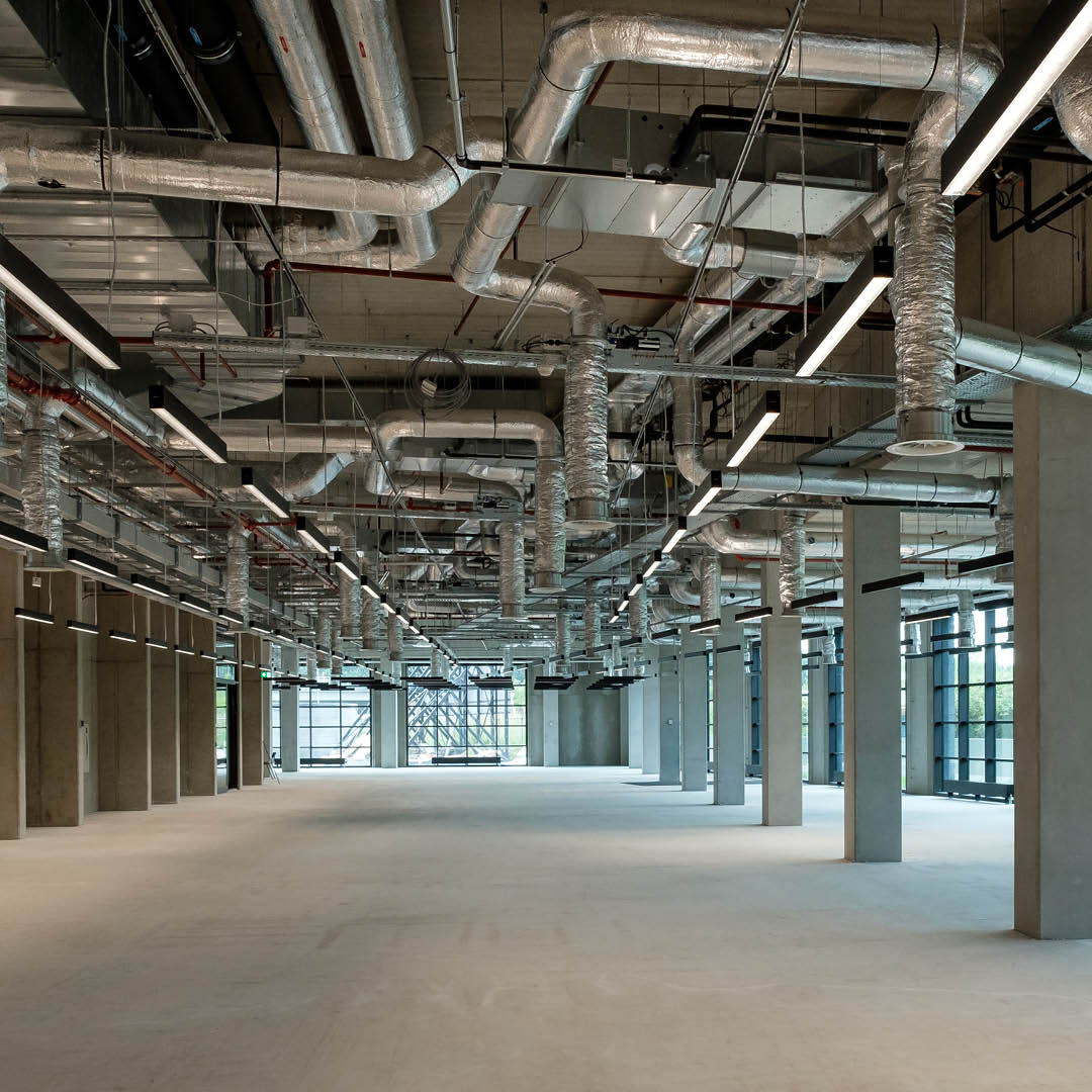 The Joan: een flexibel multi-tenant kantoorgebouw dat ruimte biedt aan uiteenlopende huurders. Met aanpasbare indelingen, verticale tuinen, veel daglicht en balkons combineert het ontwerp duurzaamheid, gezondheid en esthetiek. Een werkplek die meebeweegt met de moderne tijd