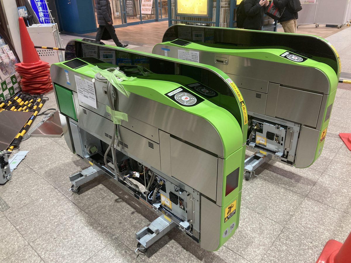 m_sgi's tweet image. 設置前の改札機が置かれているのを発見
#JR東日本 
#改札機