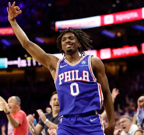 TurtleParlay_'s tweet photo. 🍀🐢NBA PLAY #3🏀:

Tyrese Maxey UNDER 6.5 Assists (+110 DraftKings)

100% HITRATE WITHOUT EMBIID 

- Maxey has NEVER beaten this line against the Celtics without Embiid, going under in 2/2 GAMES without him

- The Celtics allow the 2nd LEAST ASSISTS to Point Guards this season

- Maxey has gone under this line in 13/14 GAMES against the Celtics in his career

- The Sixers are without Paul George and Embiid again. With them both out, Maxey is under this line in 10/15 GAMES this season

♥️ and RT if you're tailing!
🍀Betting Record: 151-78

#GamblingX #GamblingTwitter #PlayerProps #SportsBetting #NBA #Parlay #PrizePicks #UnderdogFantasy #fanduel #DraftKings #Fliff