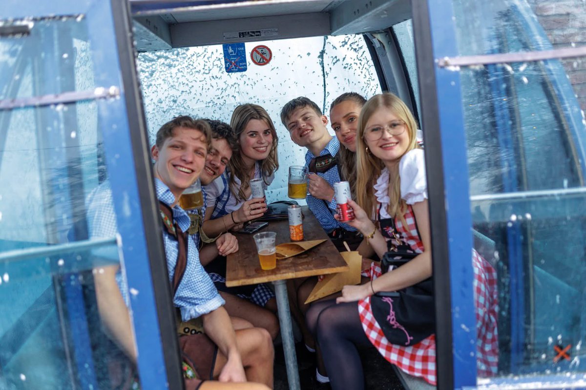 Het was weer groot feest bij snowbass festival  2025 ❄️ al onze gezellige Skigondel waren bezet. 
-
-
#skigondel #skilift #huren #snowbass #hemkade #zaandam #apresski #winterfest #telecabine #carecaverhuur
