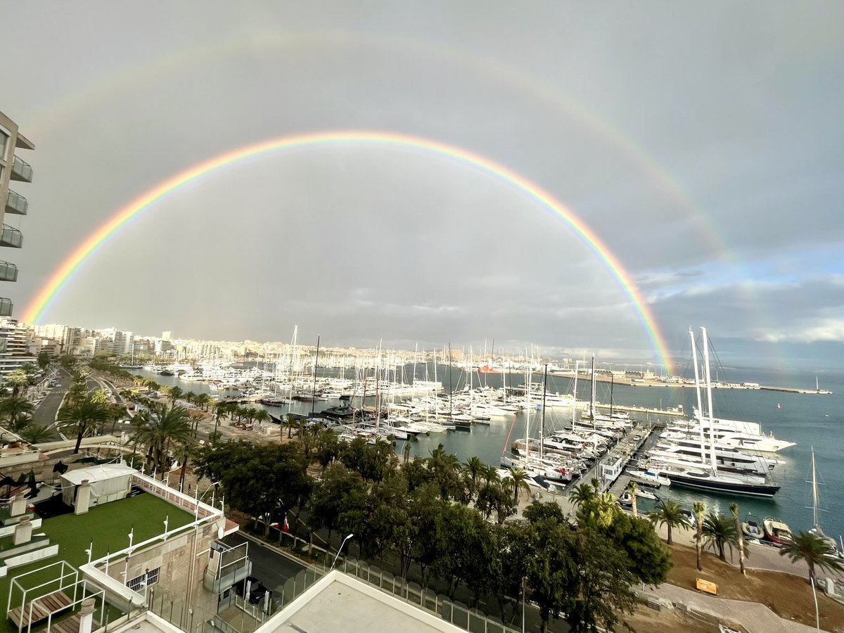 MallorcaPassion's tweet image. Chasing the #rainbow was worth every step. Caught it in full glory and at height! Nature never disappoints. 🌈 #RainbowHunt #NatureViews #Mallorca #tiempo