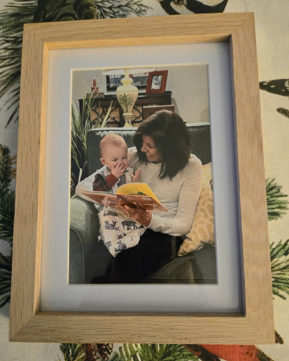 I was gifted some new office decor for my birthday. I'm not sure it will make me more productive. But it does make me want to hang out in my office a whole lot more. ♥️