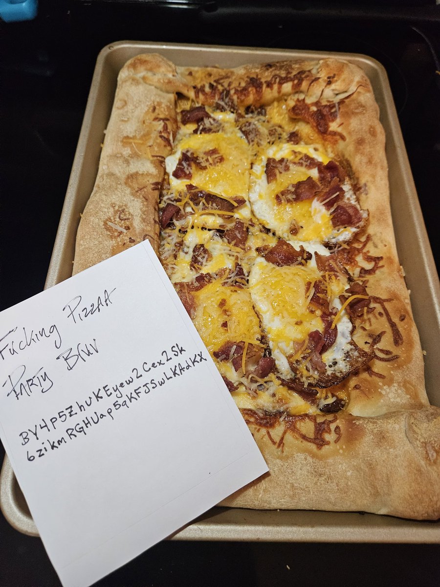 mutantsquirel's tweet photo. @ZssBecker my Breakfast Bacon Chipotle Ranch pizza with stuffed crust.Bacon and cheese in the stuffed crust, extra eggs, cheese, and  bacon on top. Pro wisdom tip: cook the eggs separately and add the eggs after it's baked. Eggs don't work at 425 for 20 mins https://t.co/IFG0LHQQAh