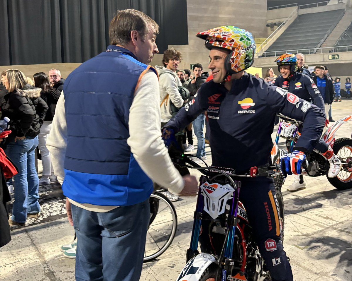 ¡Dos leyendas!🧡

#RepsolHondaHRC
#ToniBou
#NaniRoma 
#XTrial